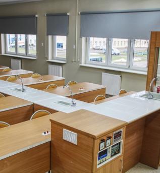 Sama chemiczna. Widok biurek z elementami niezbędnymi do pracy na lekcjach chemii 