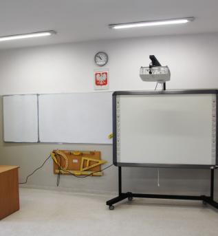 Sala lekcyjna z tablicą multimedialną